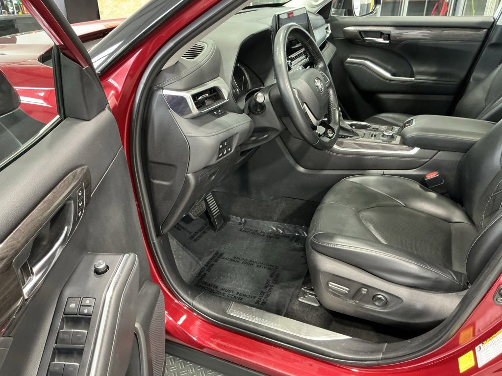 Used 2022 Toyota Highlander Platinum image 3