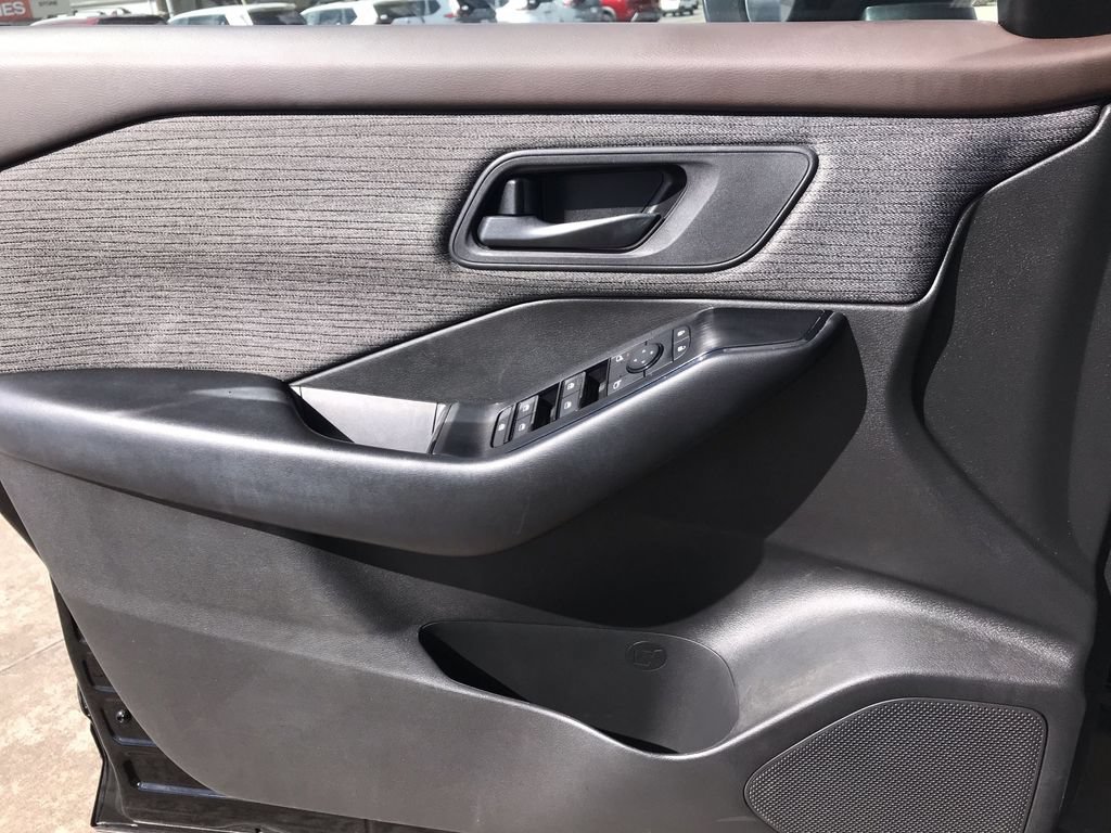 Used 2023 Nissan Rogue S AWD/4WD image 13