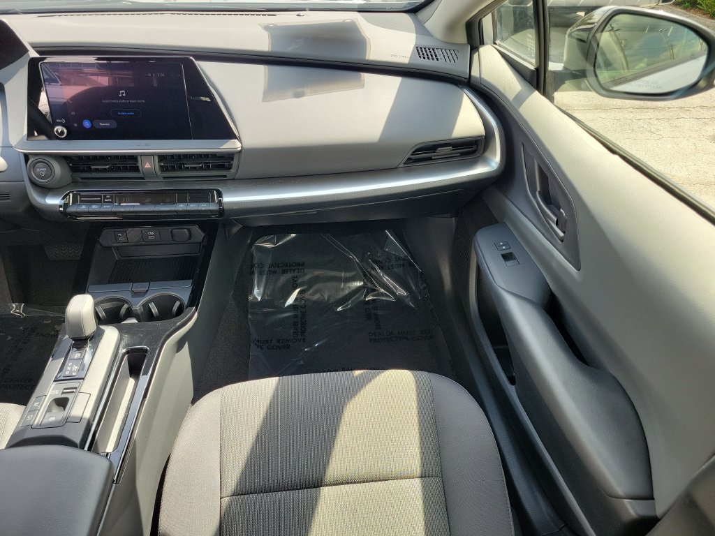 Used 2025 Toyota Prius LE FWD image 15