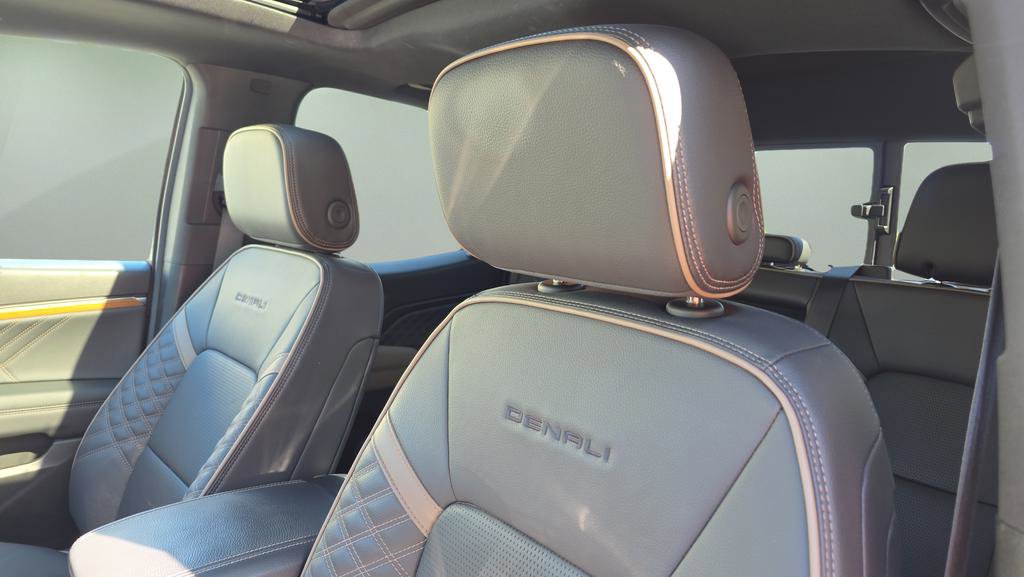 Used 2023 GMC Canyon Denali image 12
