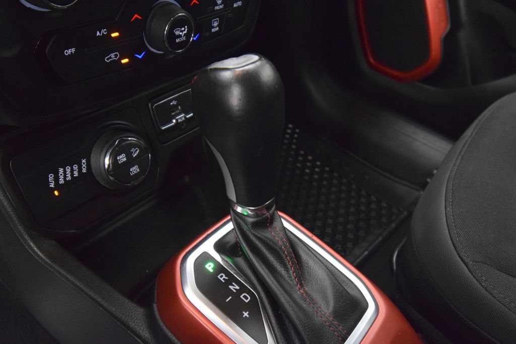Used 2020 Jeep Renegade Trailhawk w/ LED Lighting Group AWD/4WD image 22