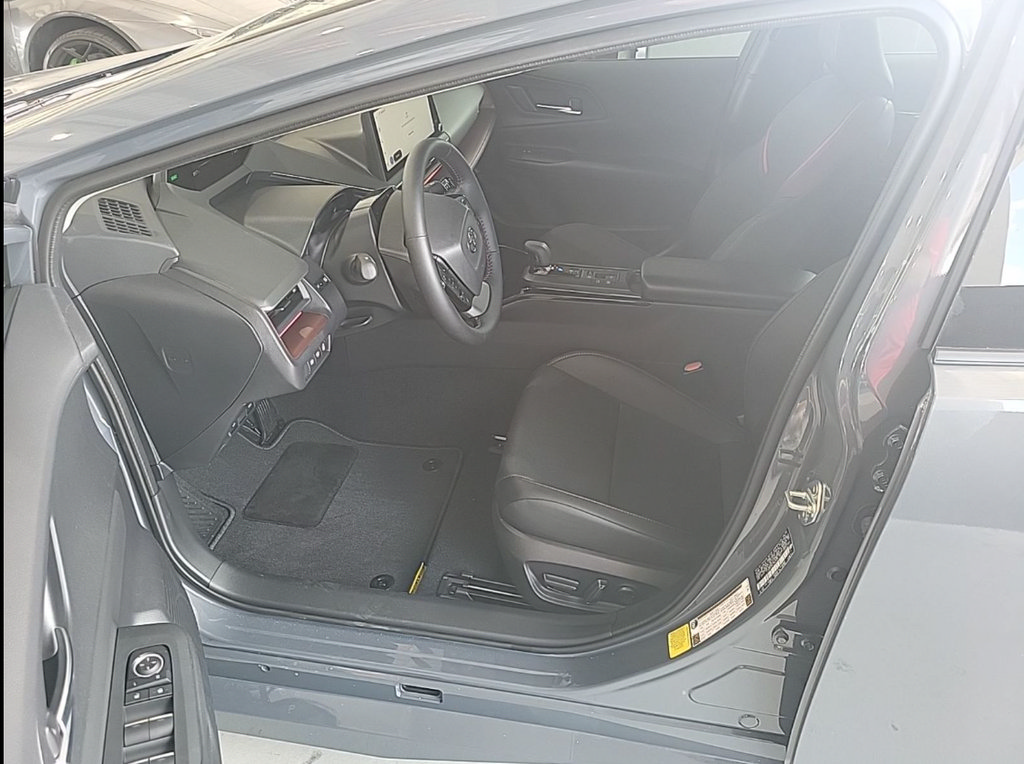 Used 2025 Toyota Prius Plug-In Hybrid FWD image 7