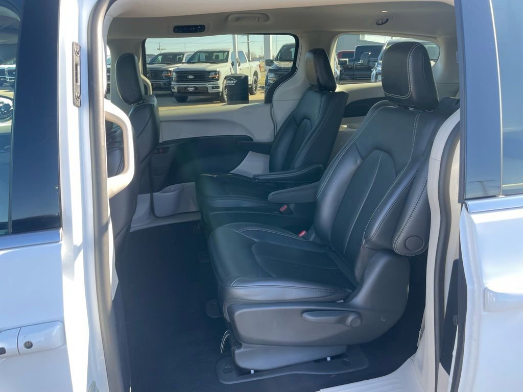 Used 2024 Chrysler Pacifica Select image 8