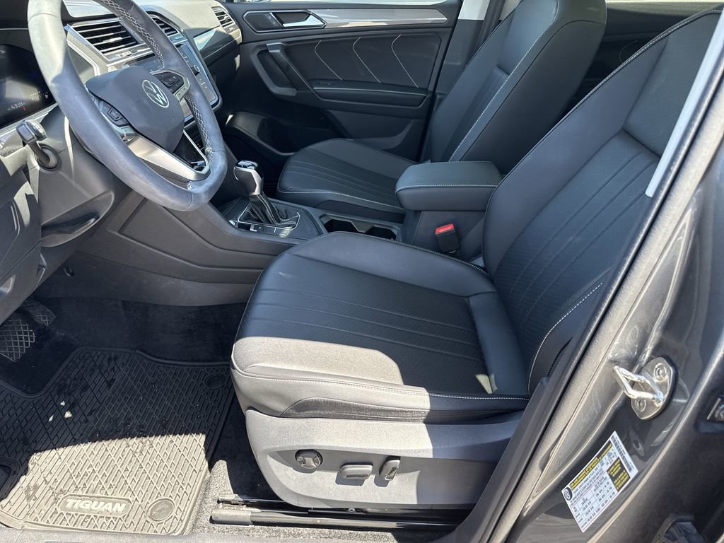 Used 2024 Volkswagen Tiguan SE w/ Panoramic Sunroof Package FWD image 12