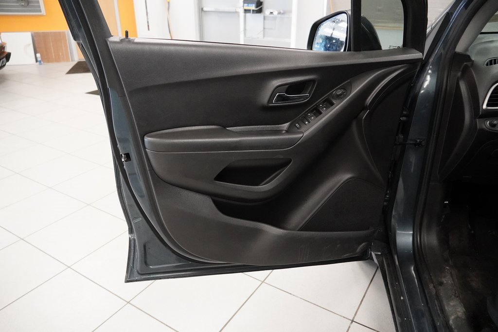 Used 2022 Chevrolet Trax LS w/ Tint and Cruise Package image 5