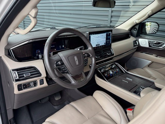 Used 2024 Lincoln Navigator Reserve AWD/4WD image 4