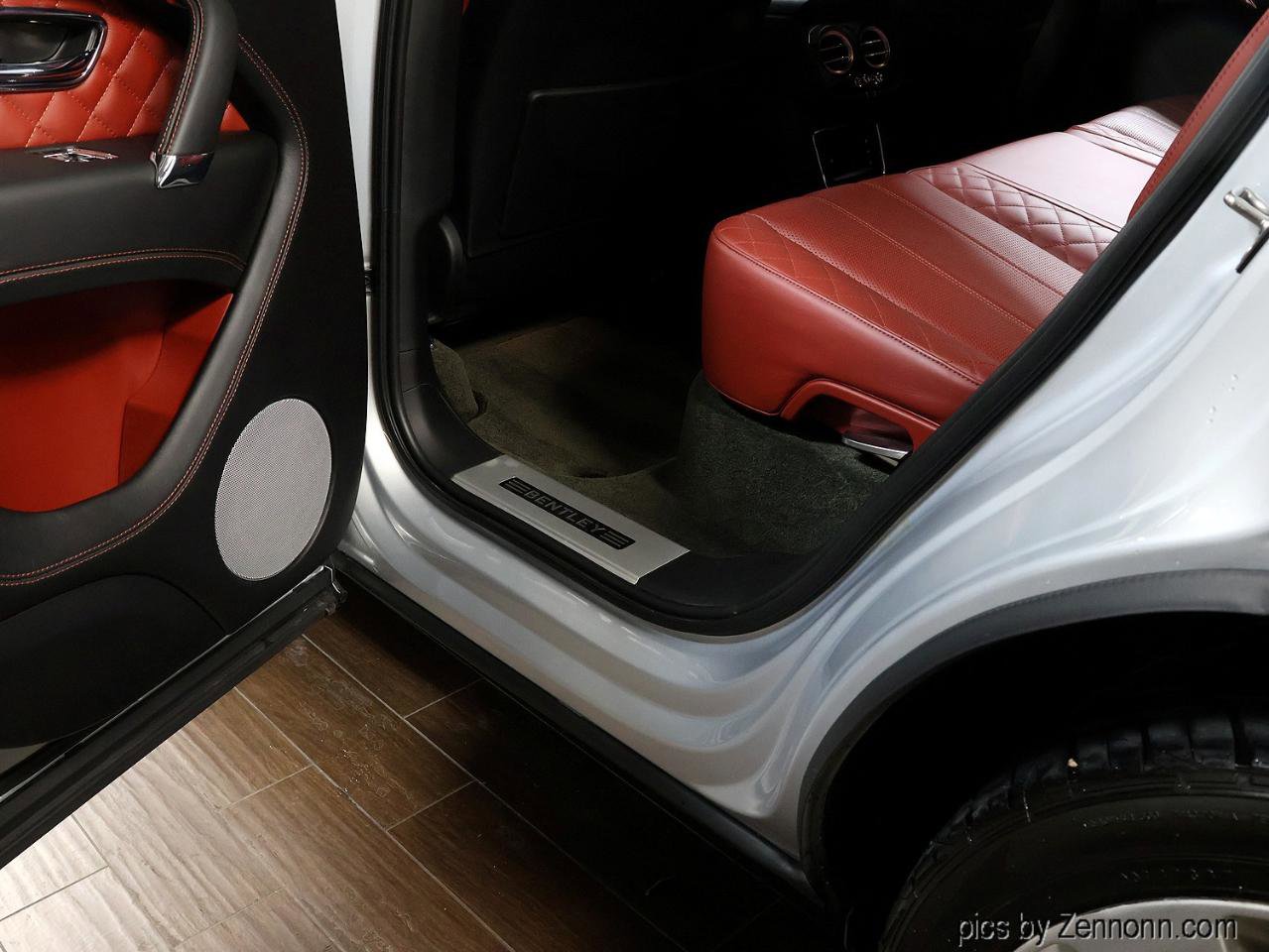 Used 2017 Bentley Bentayga image 36