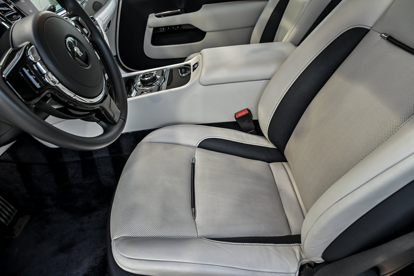 Used 2020 Rolls-Royce Dawn RWD image 25