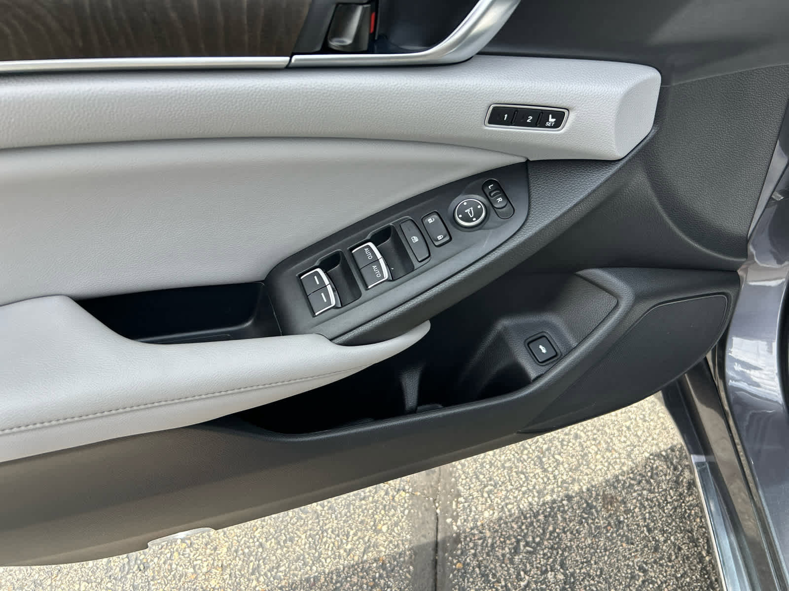 Used 2018 Honda Accord Touring image 12