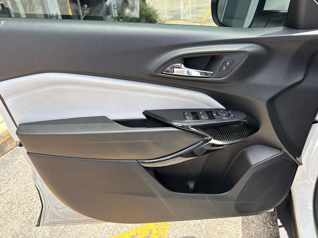 Used 2025 Chevrolet Trax LT FWD image 18