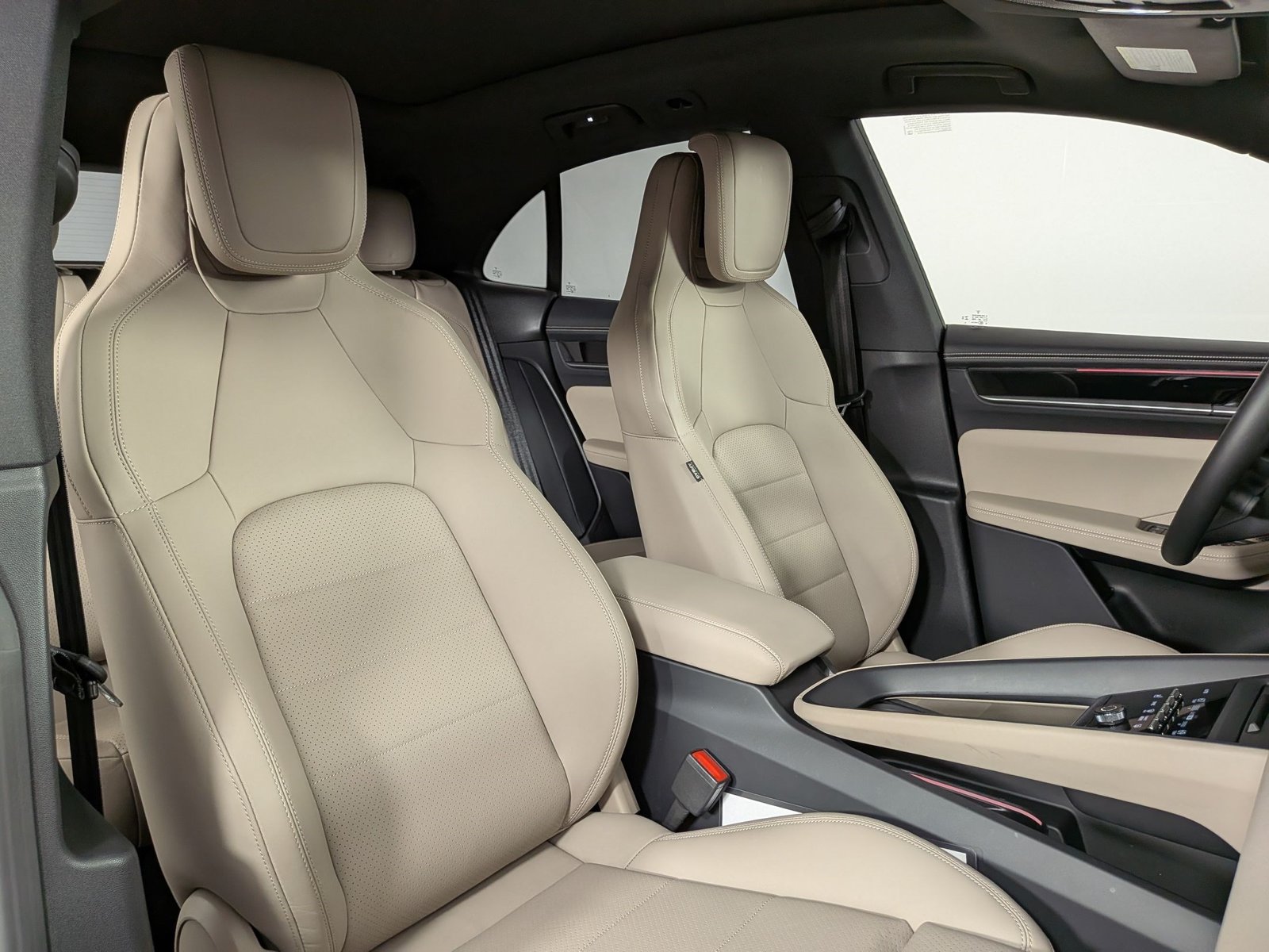 Certified 2025 Porsche Macan Electric RWD image 22