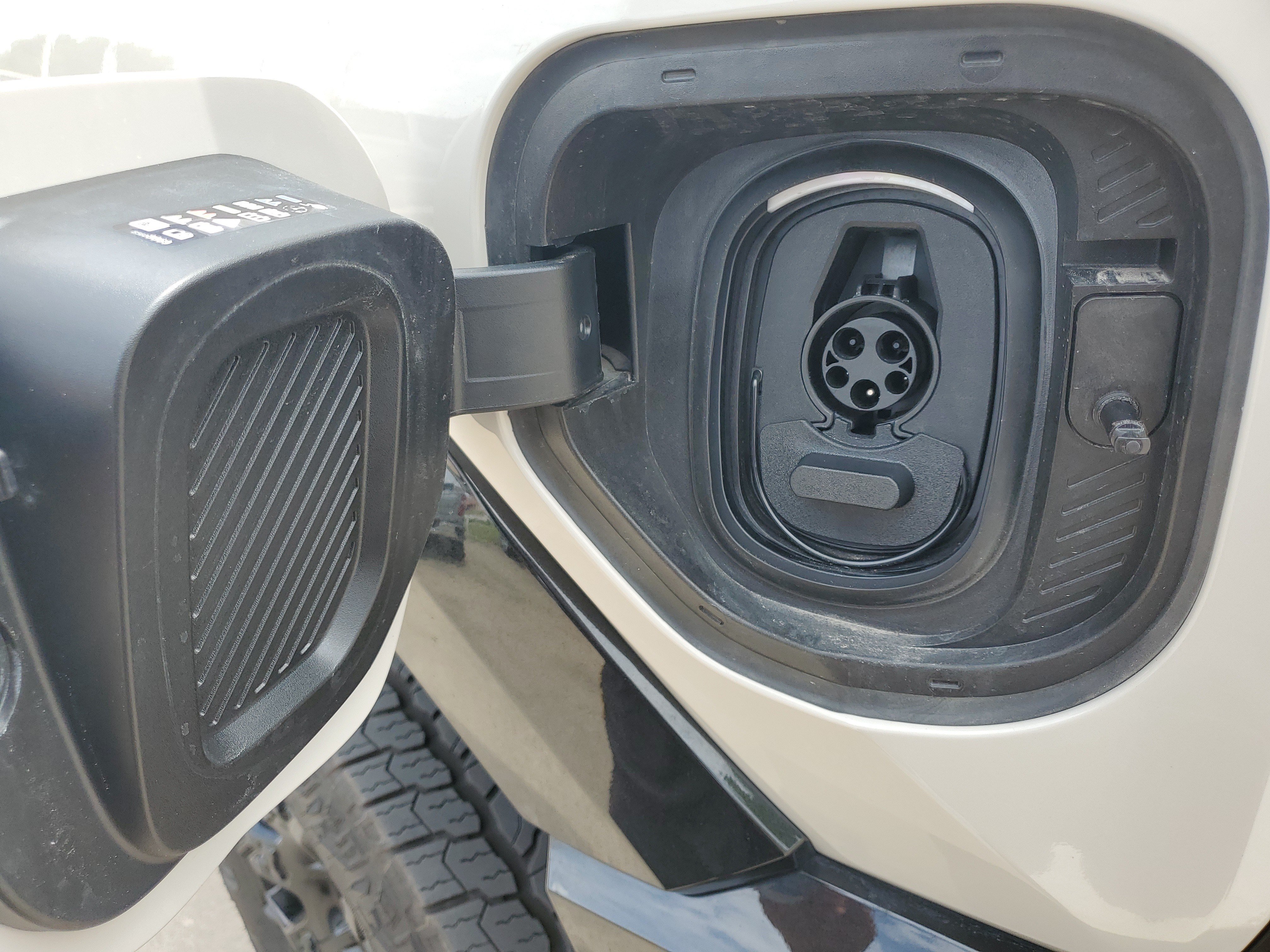 New 2026 GMC Hummer EV SUV w/ LPO, Roof Cross Rail Package AWD/4WD image 15