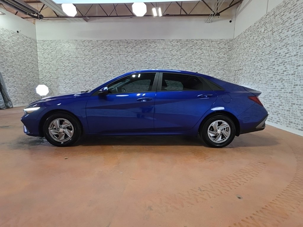 Used 2025 Hyundai Elantra SE image 4