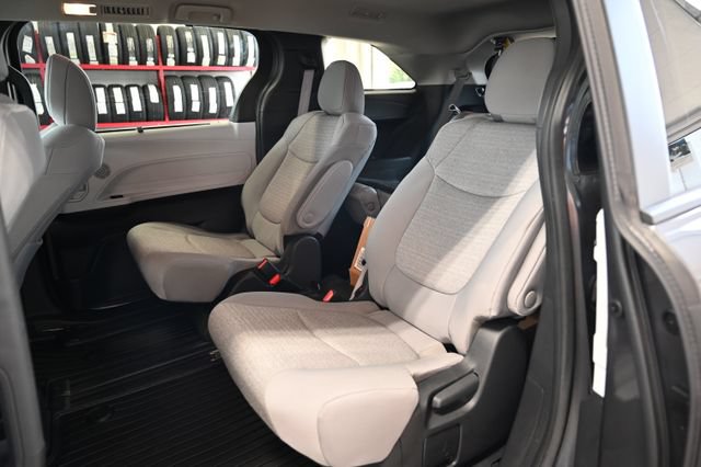 Used 2025 Toyota Sienna LE AWD/4WD image 11