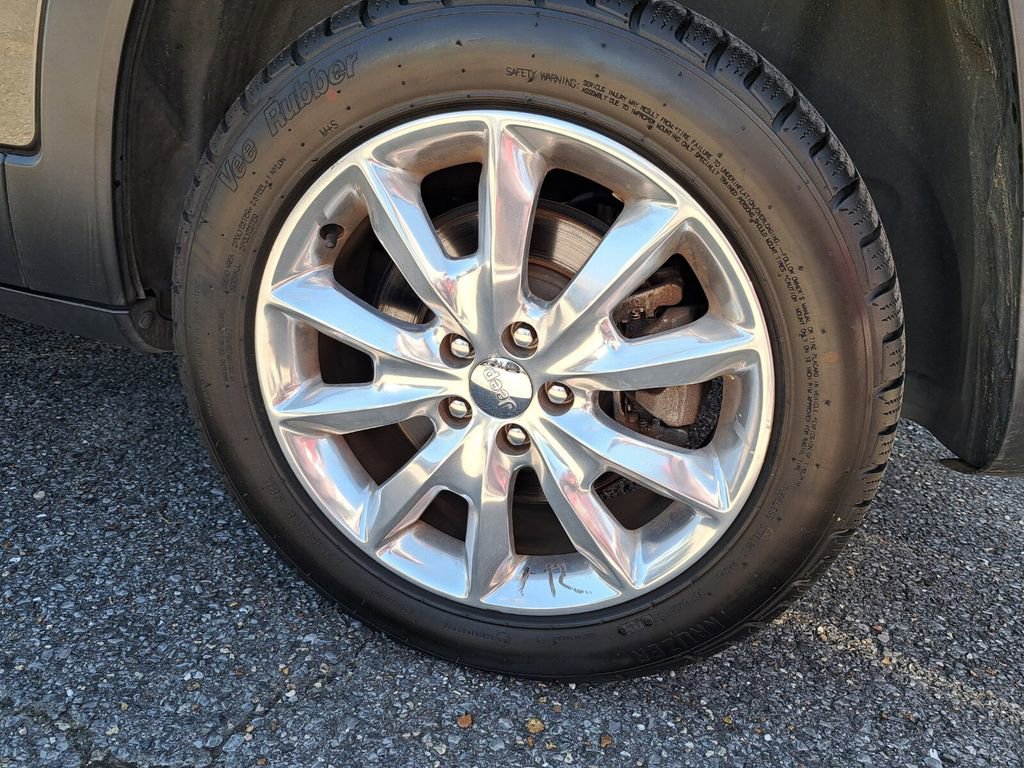 Used 2015 Jeep Cherokee Limited w/ Luxury Group image 26