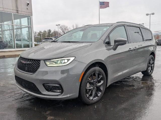 Used 2021 Chrysler Pacifica Limited w/ Uconnect Theater Family Group image 10