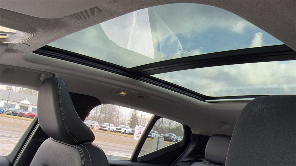 Certified 2025 Volvo XC40 B5 Plus image 23