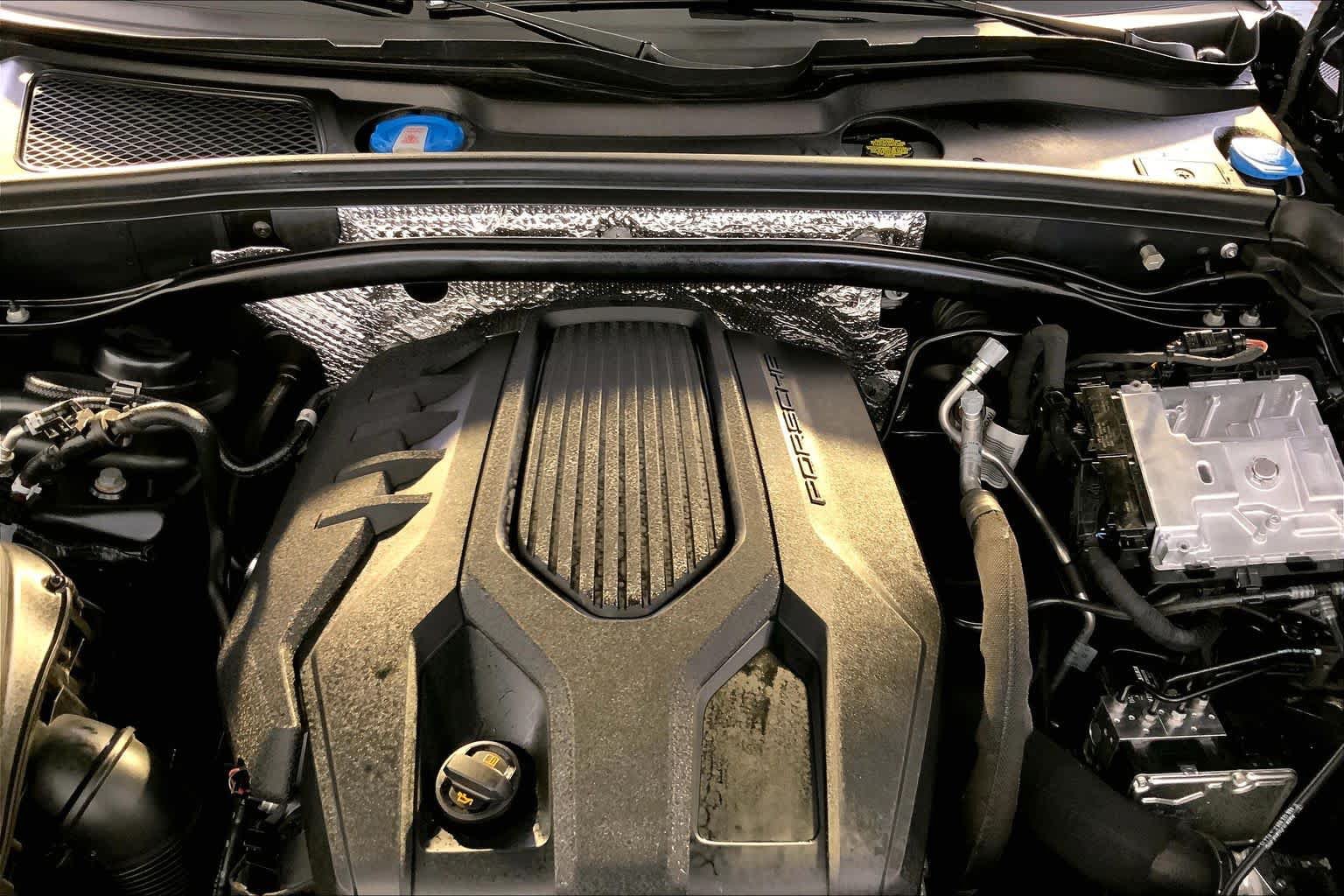Used 2024 Porsche Macan AWD/4WD image 31