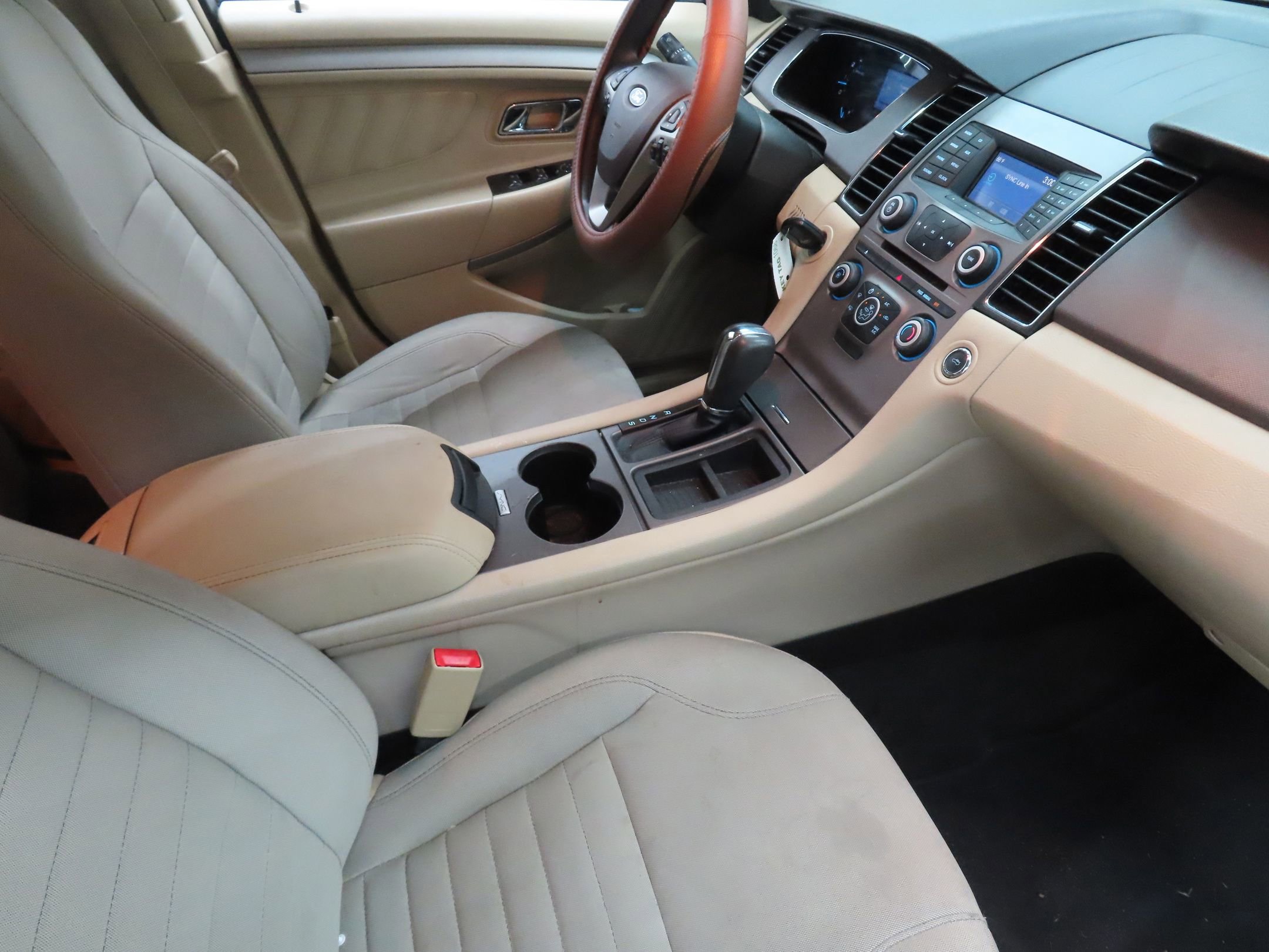 Used 2016 Ford Taurus SE FWD image 22