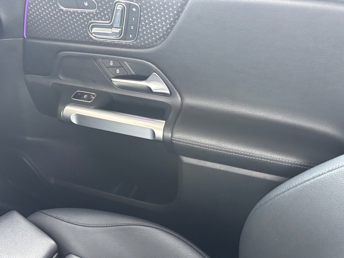 Used 2024 Mercedes-Benz GLB 250 image 30