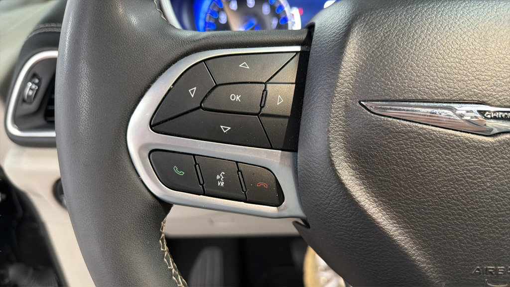 Used 2023 Chrysler Pacifica Limited FWD image 23