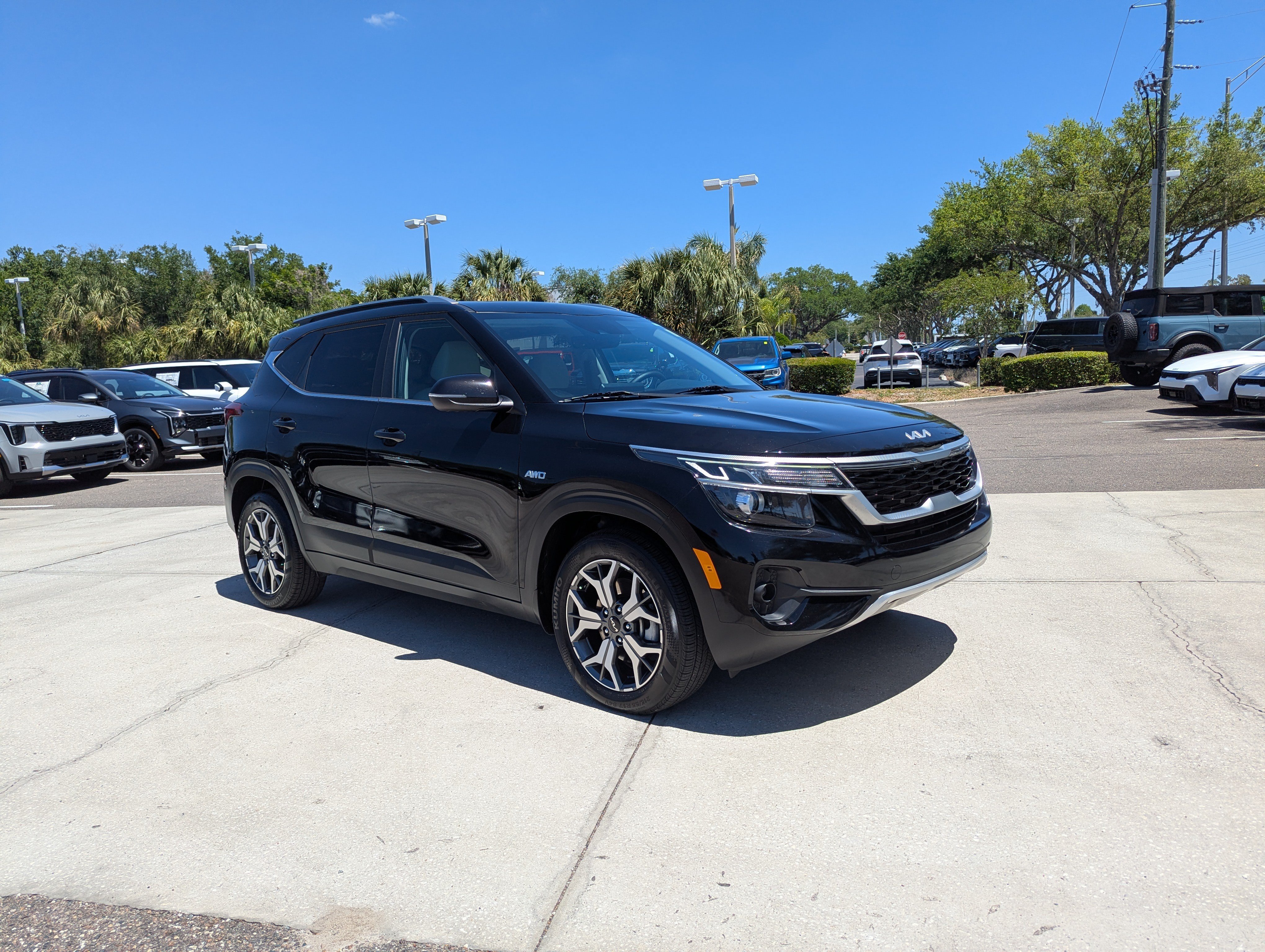 Certified 2022 Kia Seltos EX AWD/4WD image 2