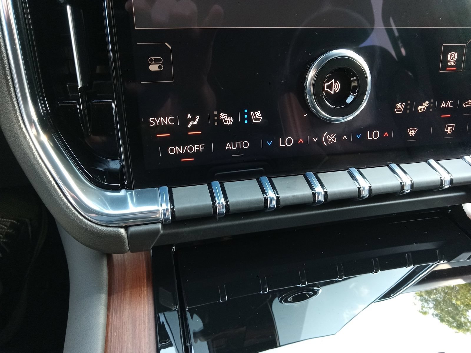 Used 2026 GMC Yukon Denali w/ Advanced Technology Package AWD/4WD image 19