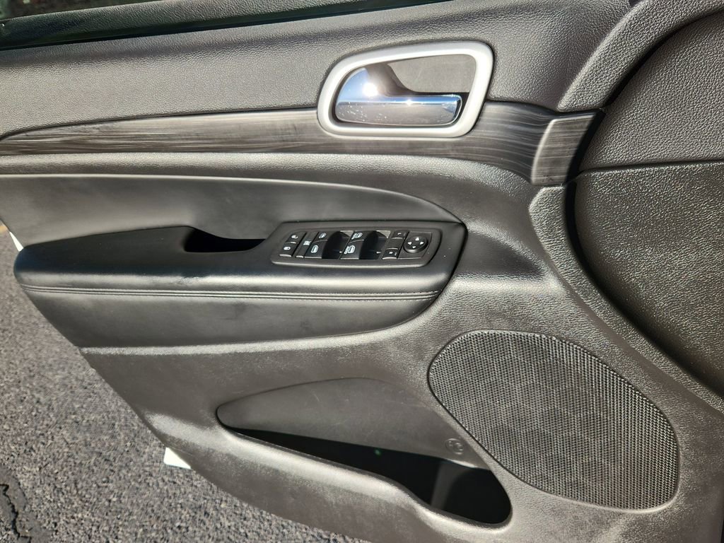 Used 2021 Jeep Grand Cherokee Laredo X image 9