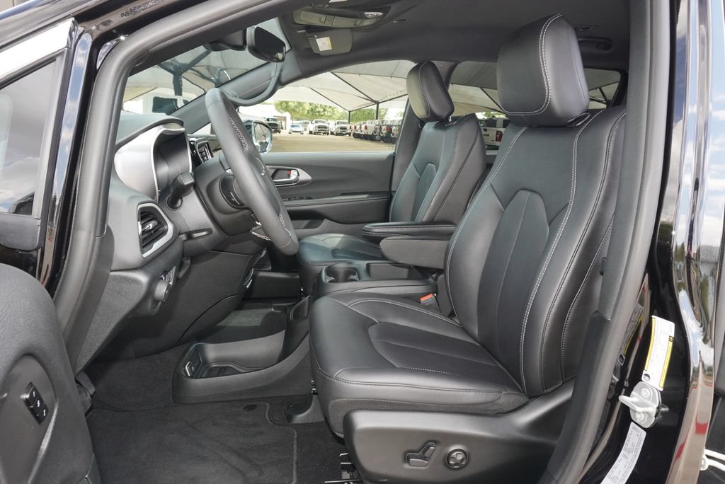 Used 2026 Chrysler Pacifica Select FWD image 23