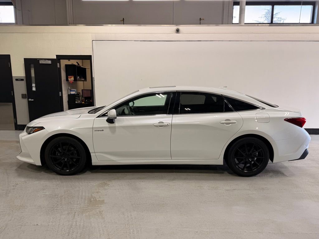 Used 2019 Toyota Avalon Limited w/ All Weather Liner Package FWD image 2