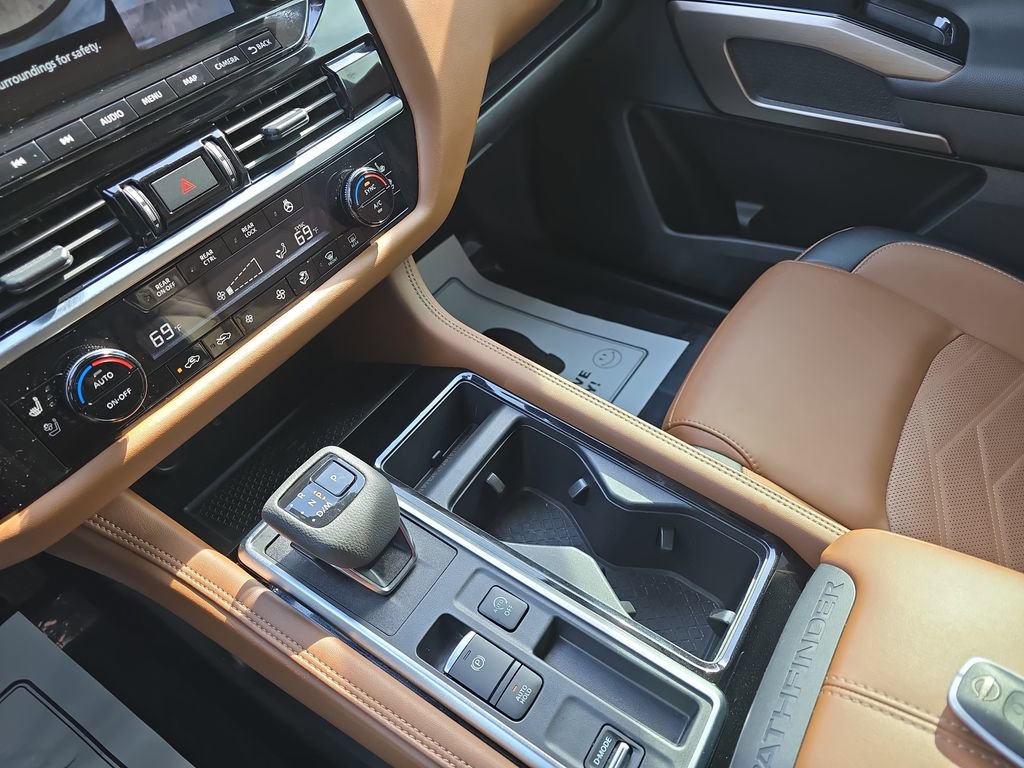 Used 2024 Nissan Pathfinder Platinum w/ Black Appearance Package image 30