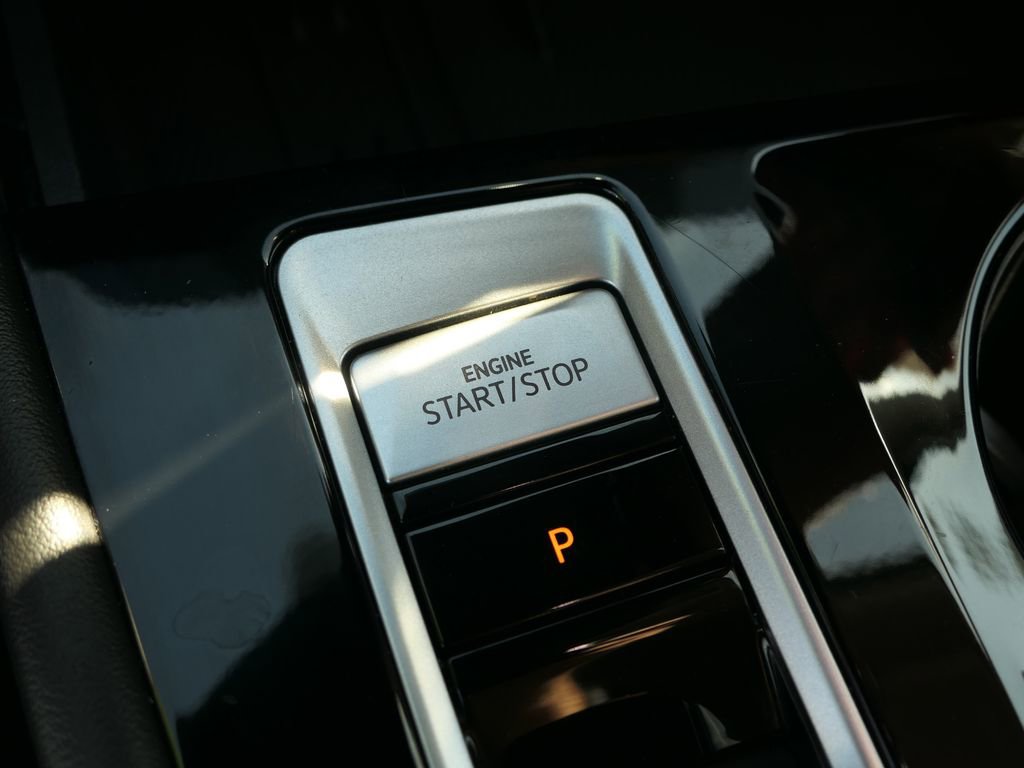 Used 2025 Volkswagen Atlas SE image 19