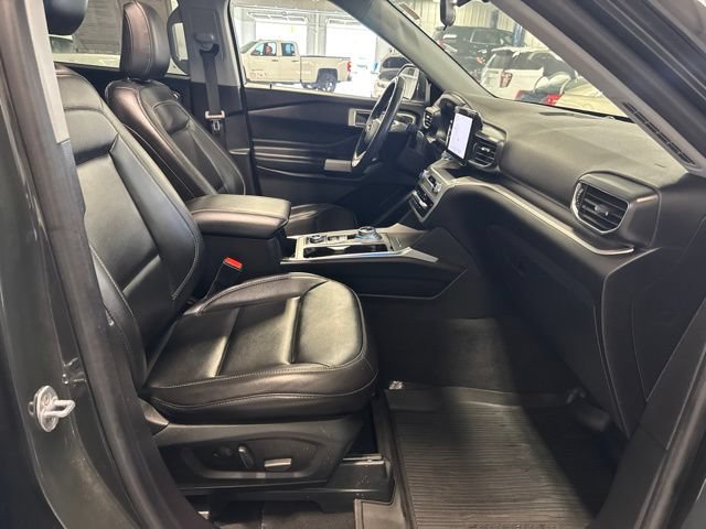 Used 2022 Ford Explorer XLT w/ Equipment Group 202A AWD/4WD image 26