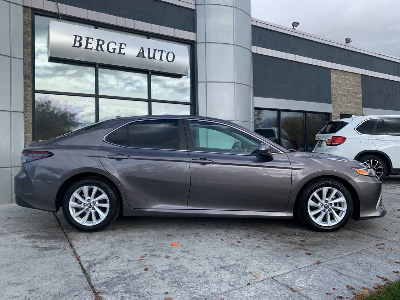 Used 2022 Toyota Camry LE image 6