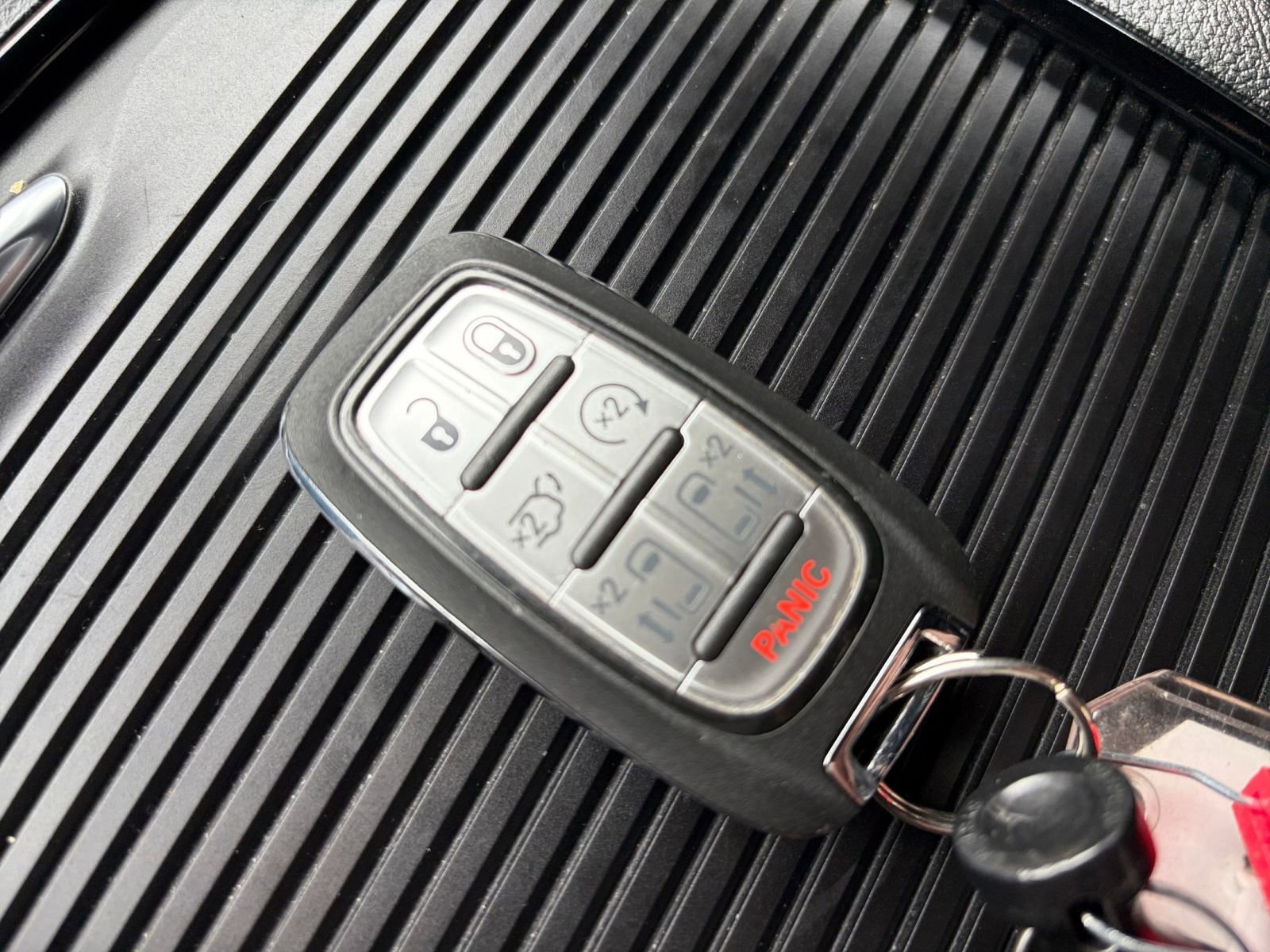 Used 2025 Chrysler Pacifica Limited image 21