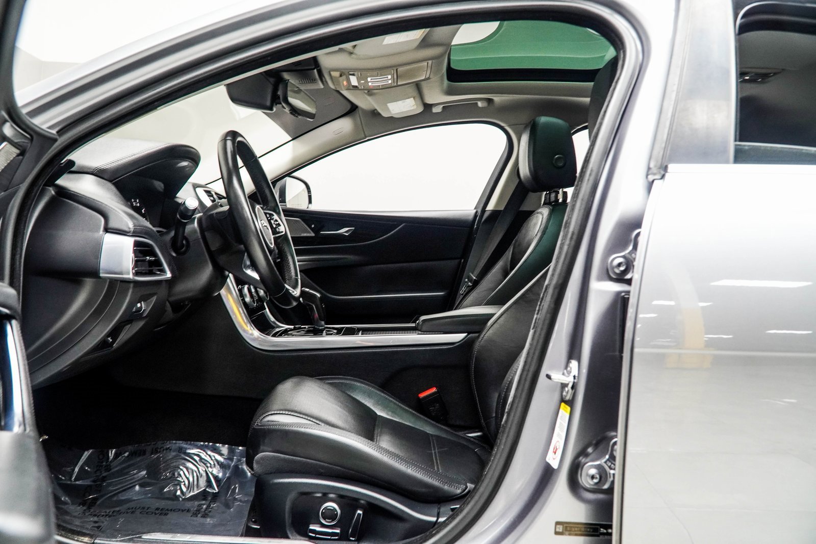 Used 2020 Jaguar XE S image 34