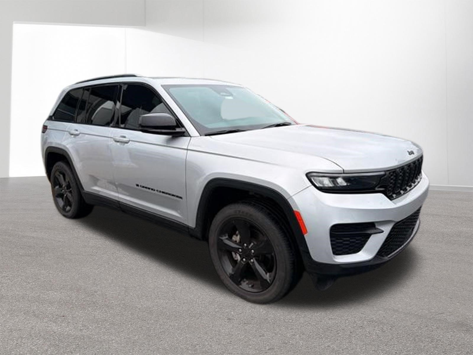 Used 2024 Jeep Grand Cherokee Altitude AWD/4WD image 26