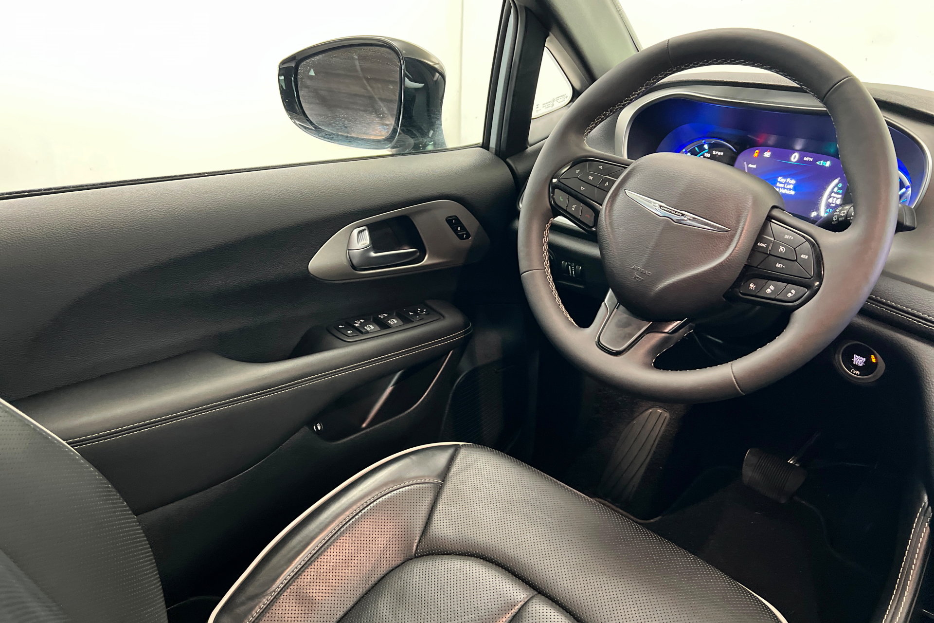 Used 2024 Chrysler Pacifica Premium FWD image 12