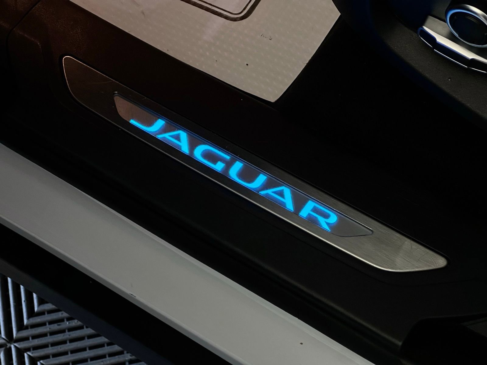 Used 2020 Jaguar F-PACE Premium image 19