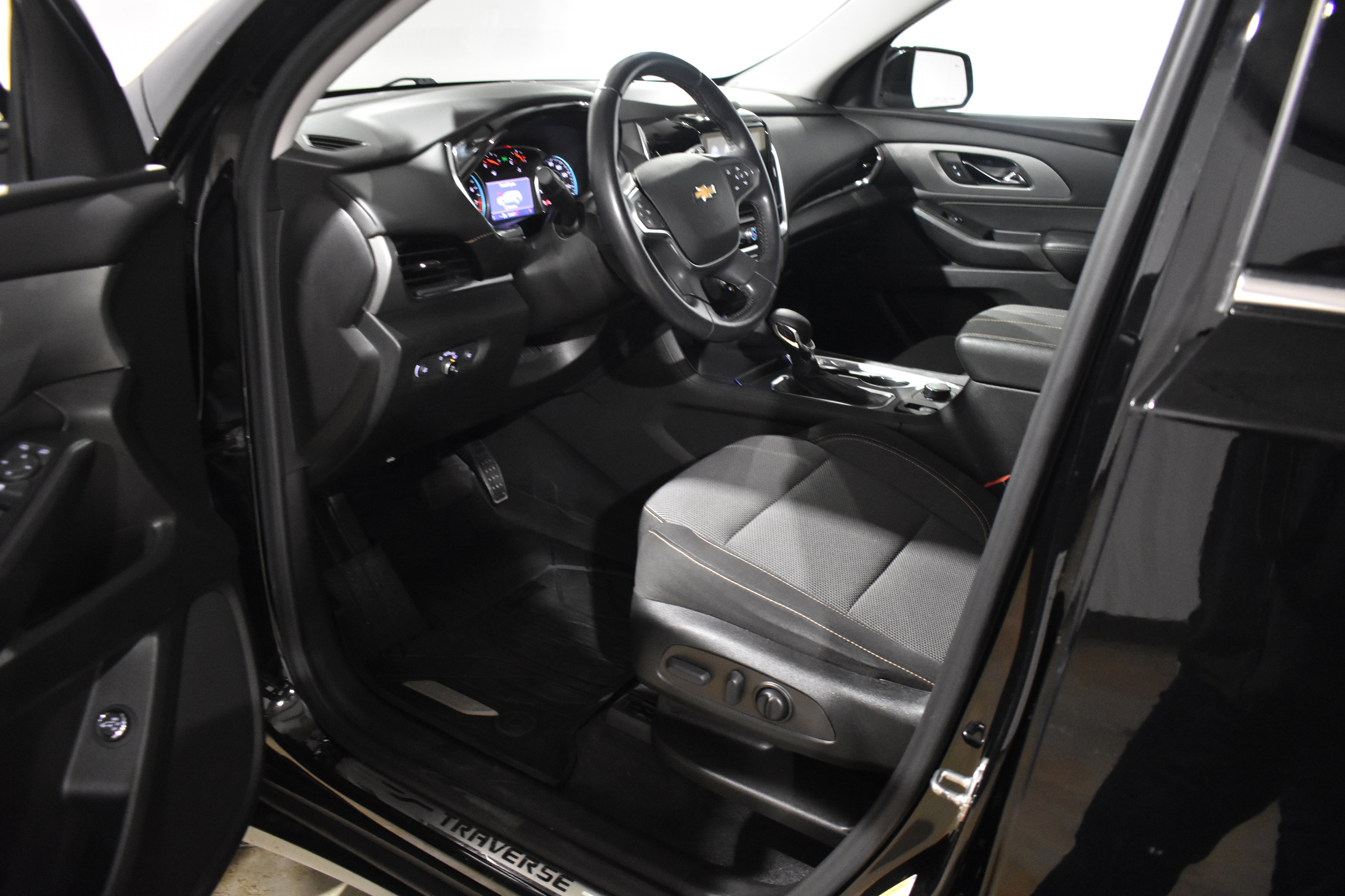 Used 2021 Chevrolet Traverse LT image 22