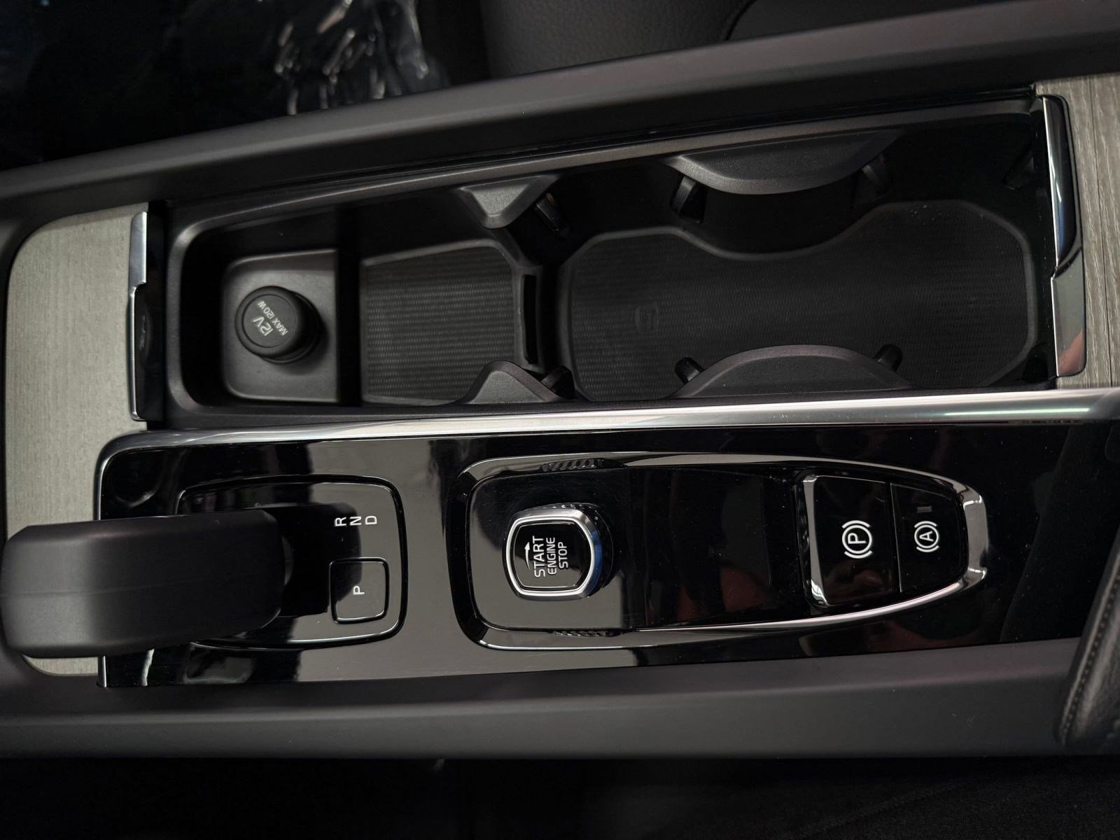 Used 2025 Volvo XC60 B5 Plus image 28