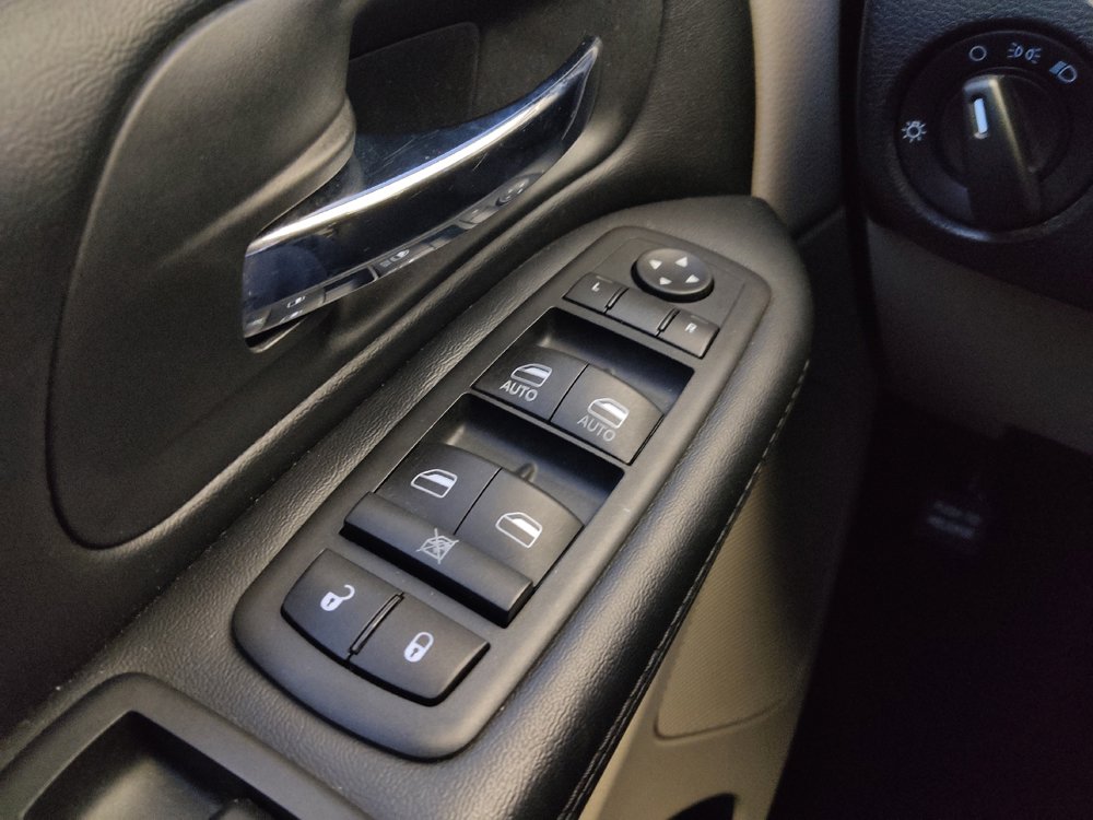 Used 2020 Dodge Grand Caravan SE w/ UConnect Hands-Free Group image 27