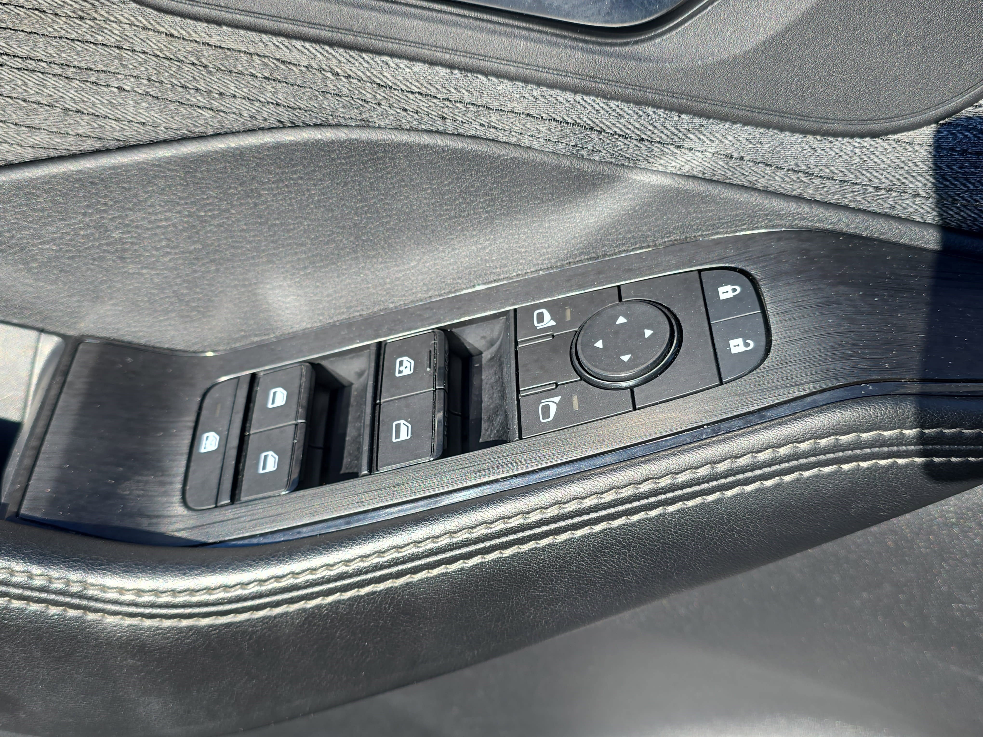 Used 2023 Nissan Rogue SV image 24