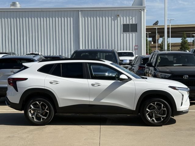 Used 2024 Chevrolet Trax LT w/ Driver Confidence Package FWD image 3