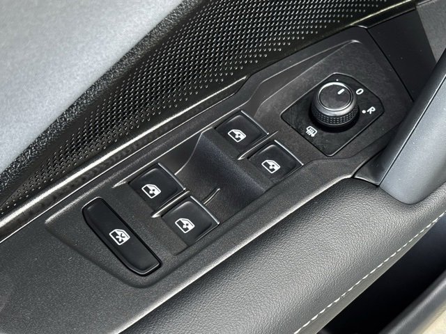 Used 2025 Volkswagen Tiguan SE image 14