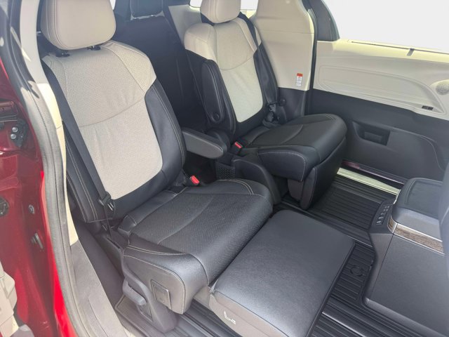 Used 2025 Toyota Sienna Platinum AWD/4WD image 14