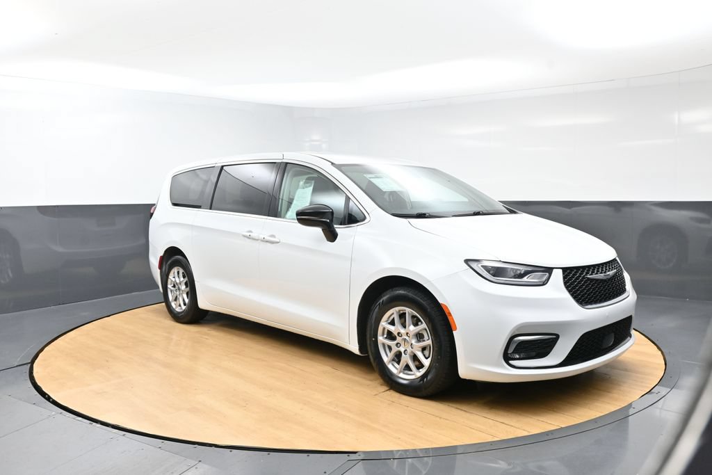 Used 2024 Chrysler Pacifica Touring-L FWD image 6