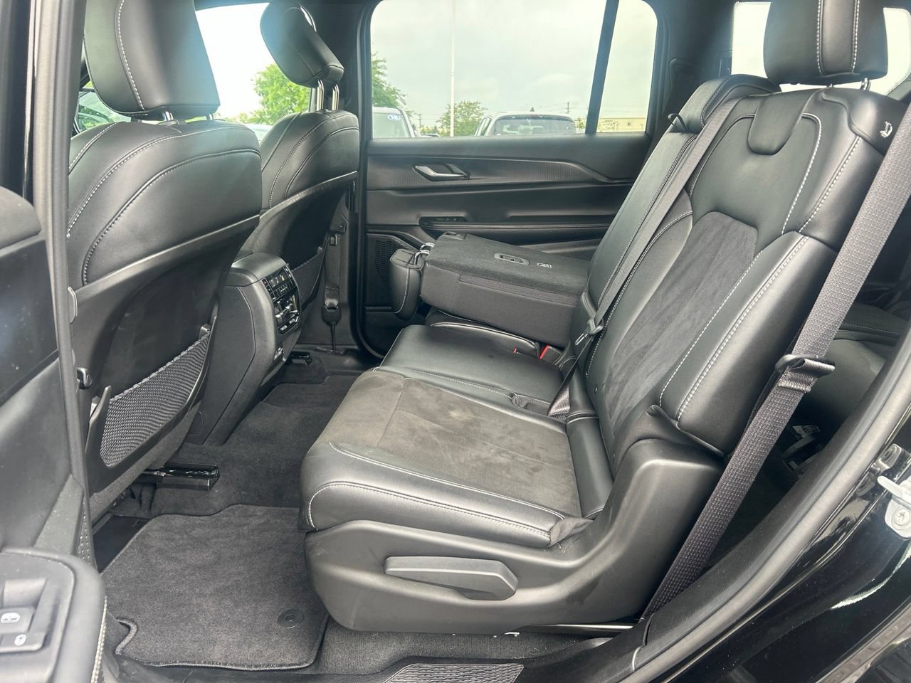 Used 2025 Jeep Grand Cherokee L Altitude AWD/4WD image 12