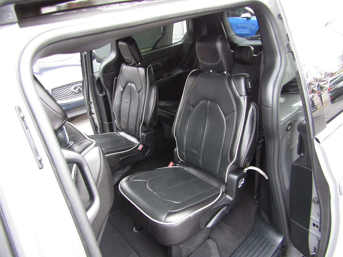 Used 2025 Chrysler Pacifica Limited image 5