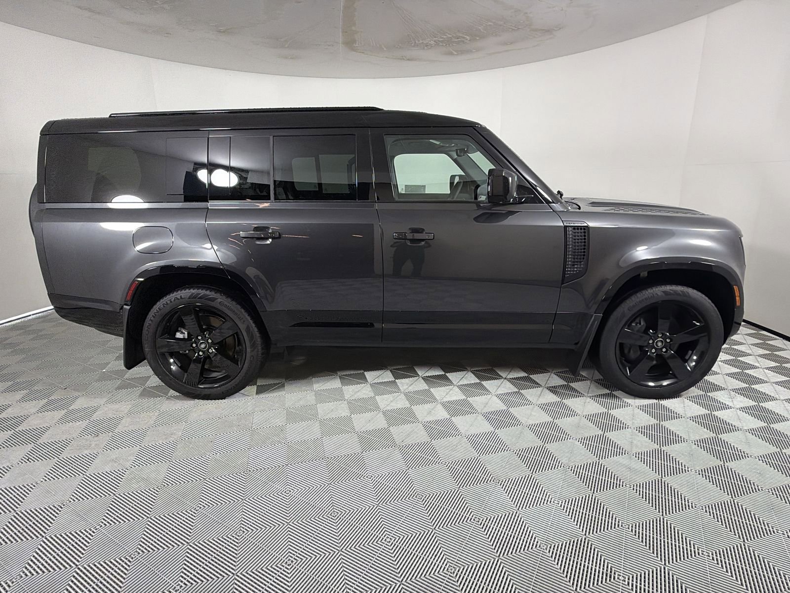 New 2025 Land Rover Defender 130 X-Dynamic SE image 6